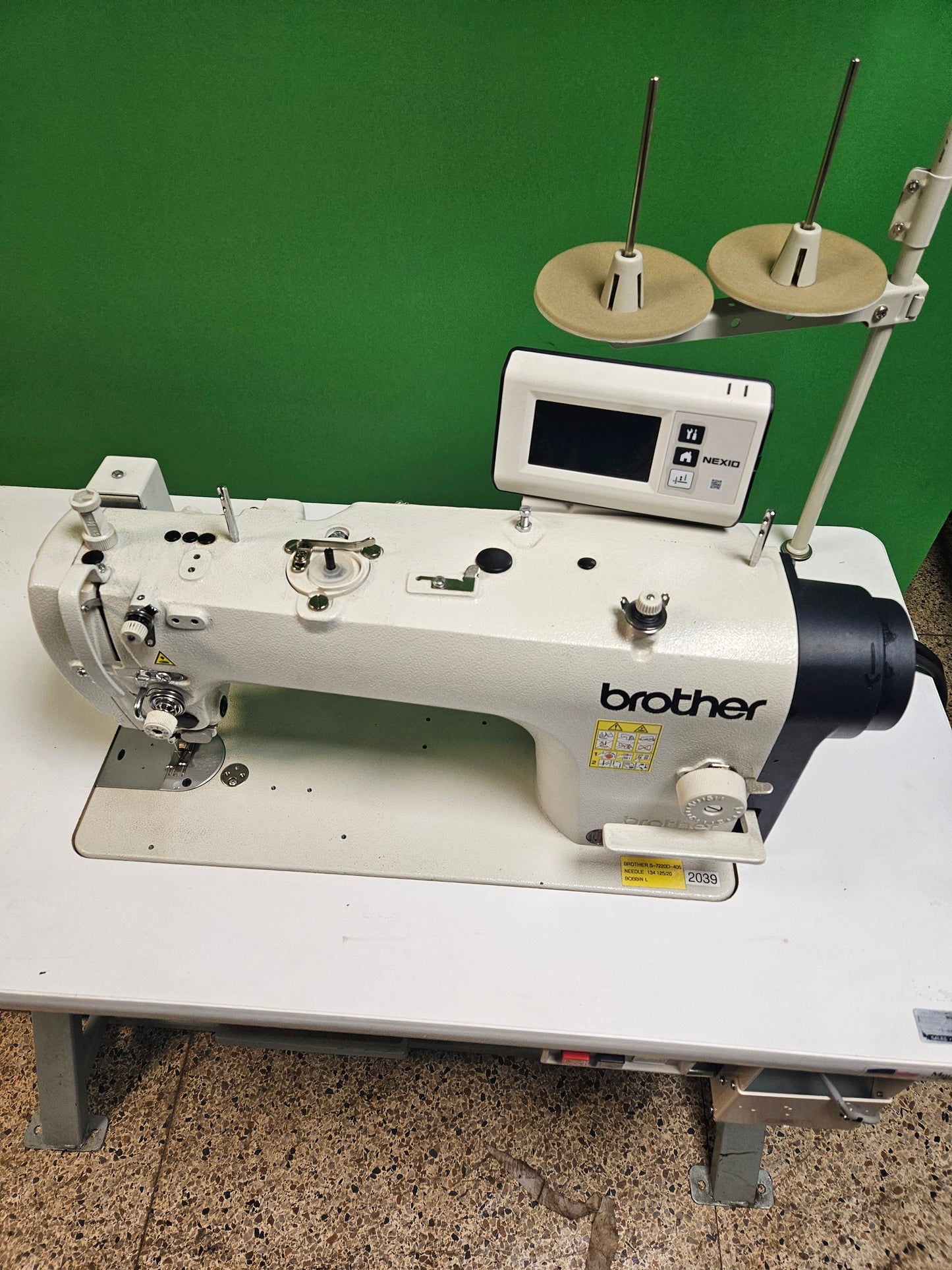 Brother S-7220D-405 Demo Single Needle Feed Lock Stitch Automatic With Table