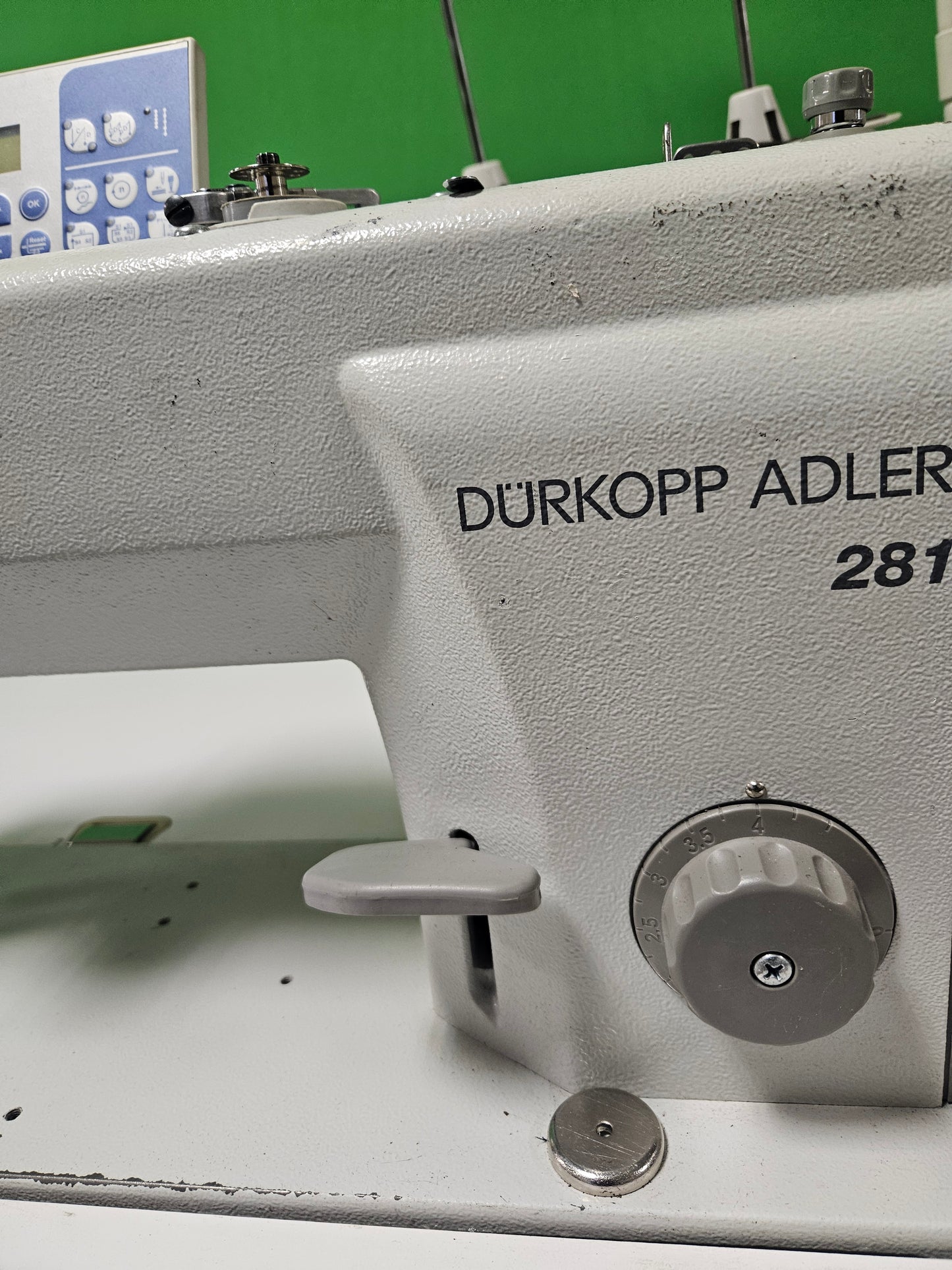 Dürkopp Adler 281 Single Needle Lock Stitch Drop Feed Full Auto With Table