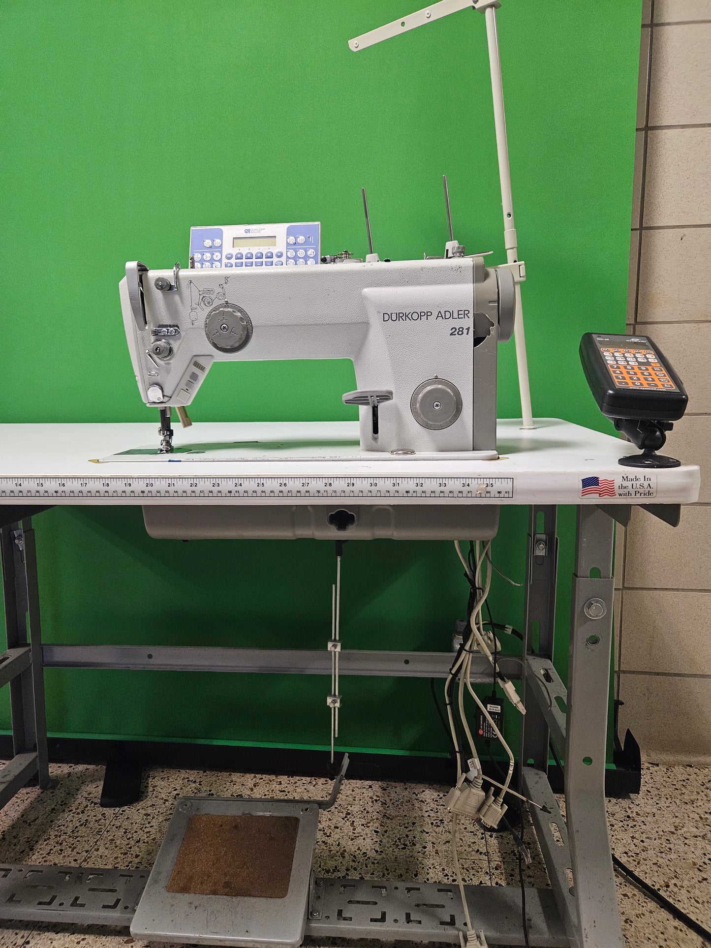 Dürkopp Adler 281 Single Needle Lock Stitch Drop Feed Full Auto With Table